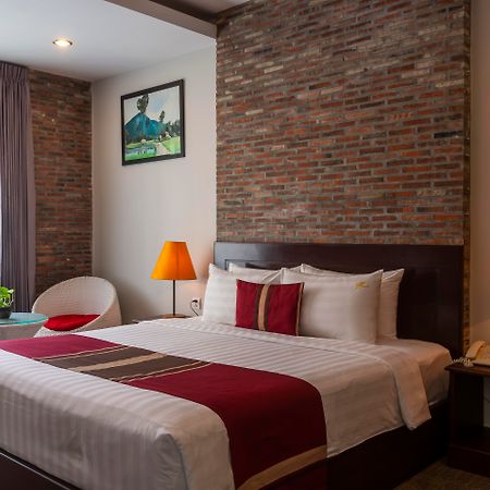 Wisteria Hotel Phnom Penh Exterior photo