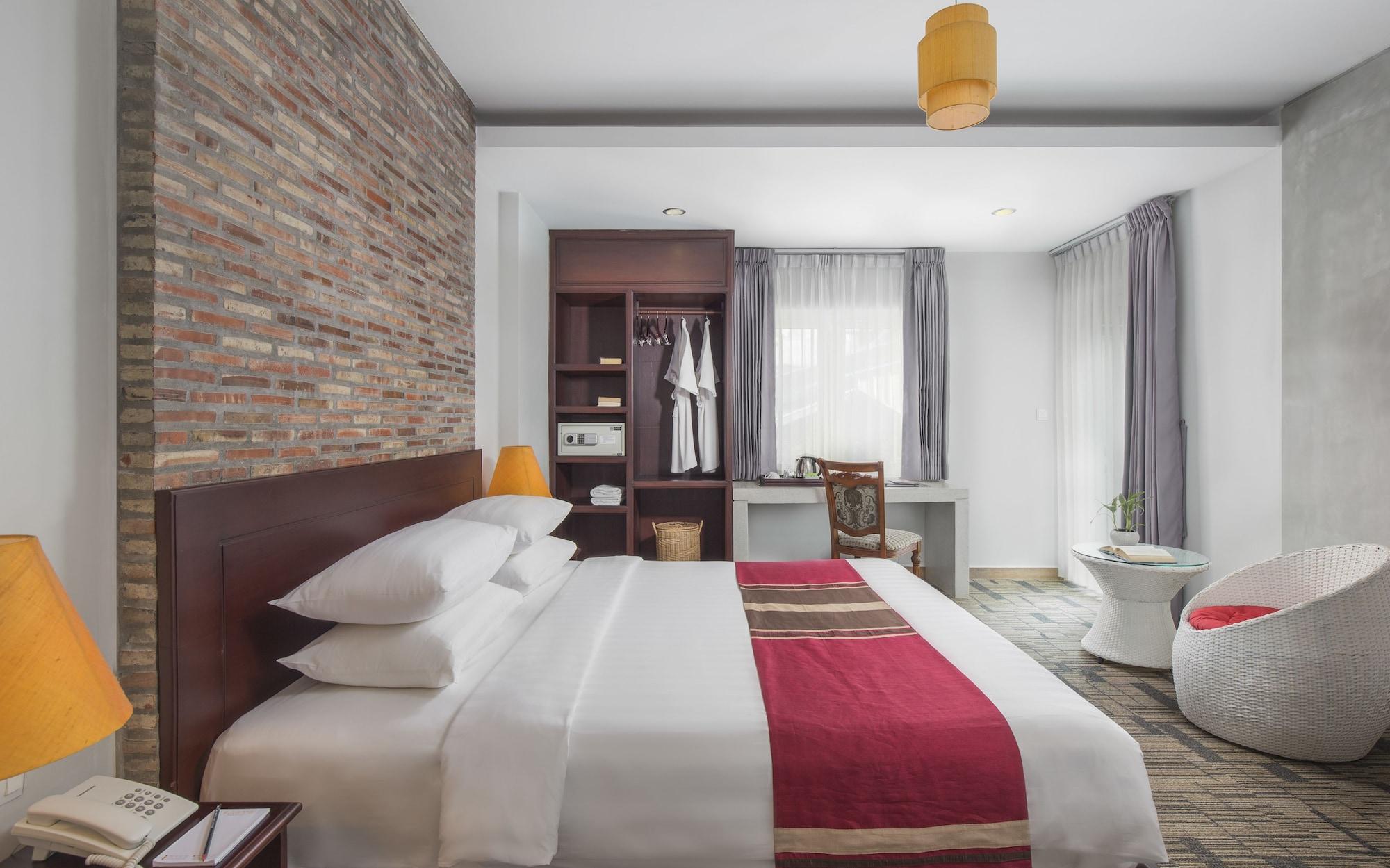 Wisteria Hotel Phnom Penh Exterior photo