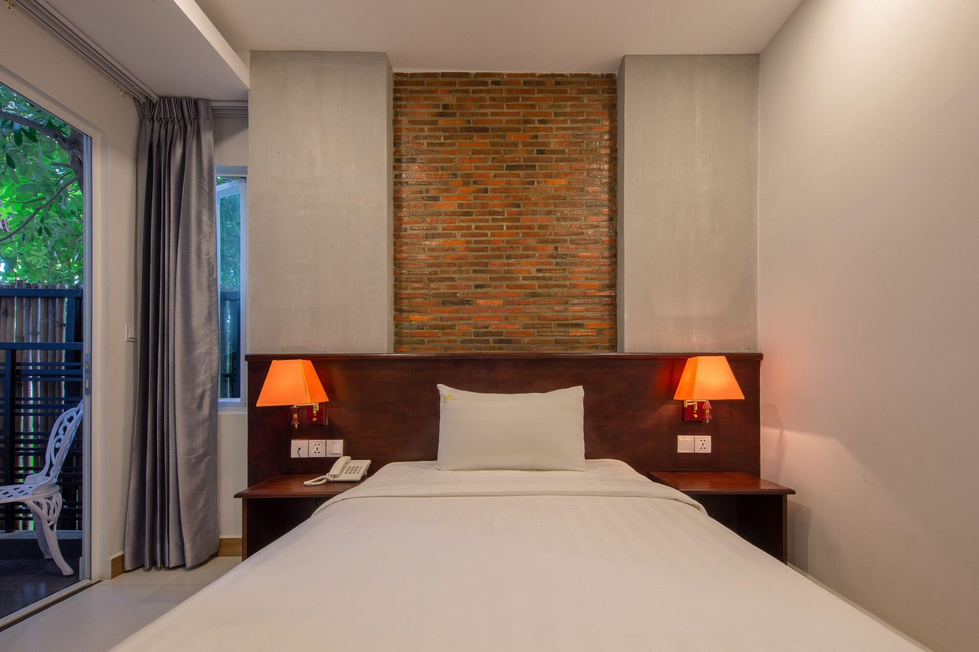 Wisteria Hotel Phnom Penh Exterior photo