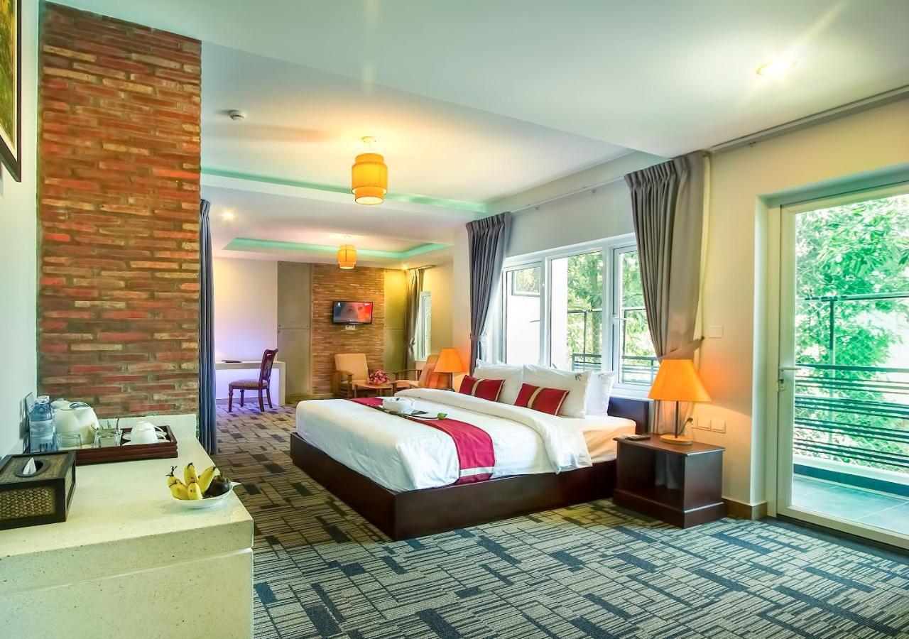 Wisteria Hotel Phnom Penh Exterior photo